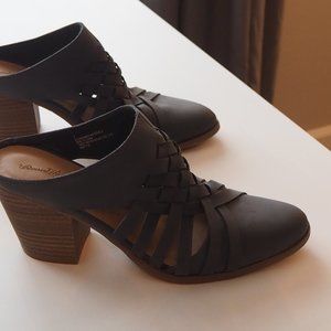 Universal Thread Mules Size 7